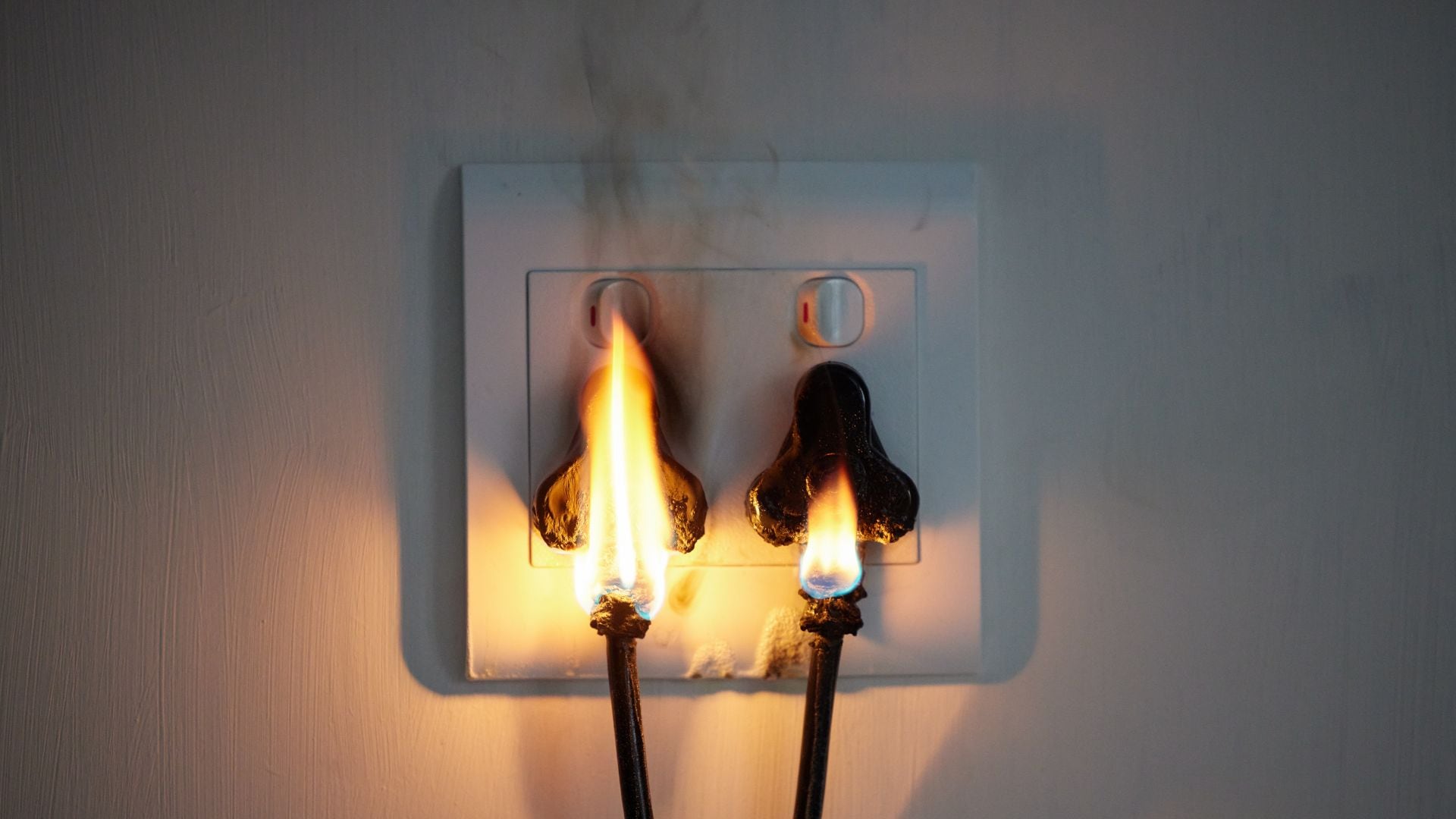 Las lluvias intensas y los rayos pueden provocar sobretensiones eléctricas que dañan los dispositivos.