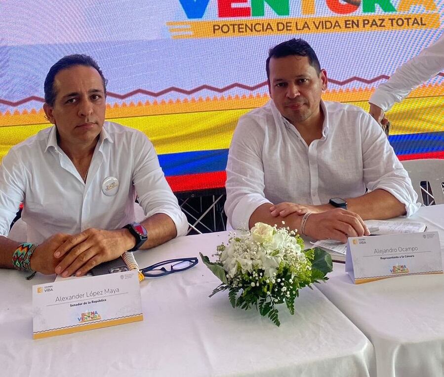 Alexander López y Alejandro Ocampo en la mesa de diálogo con las bandas criminales de Buenaventura.
