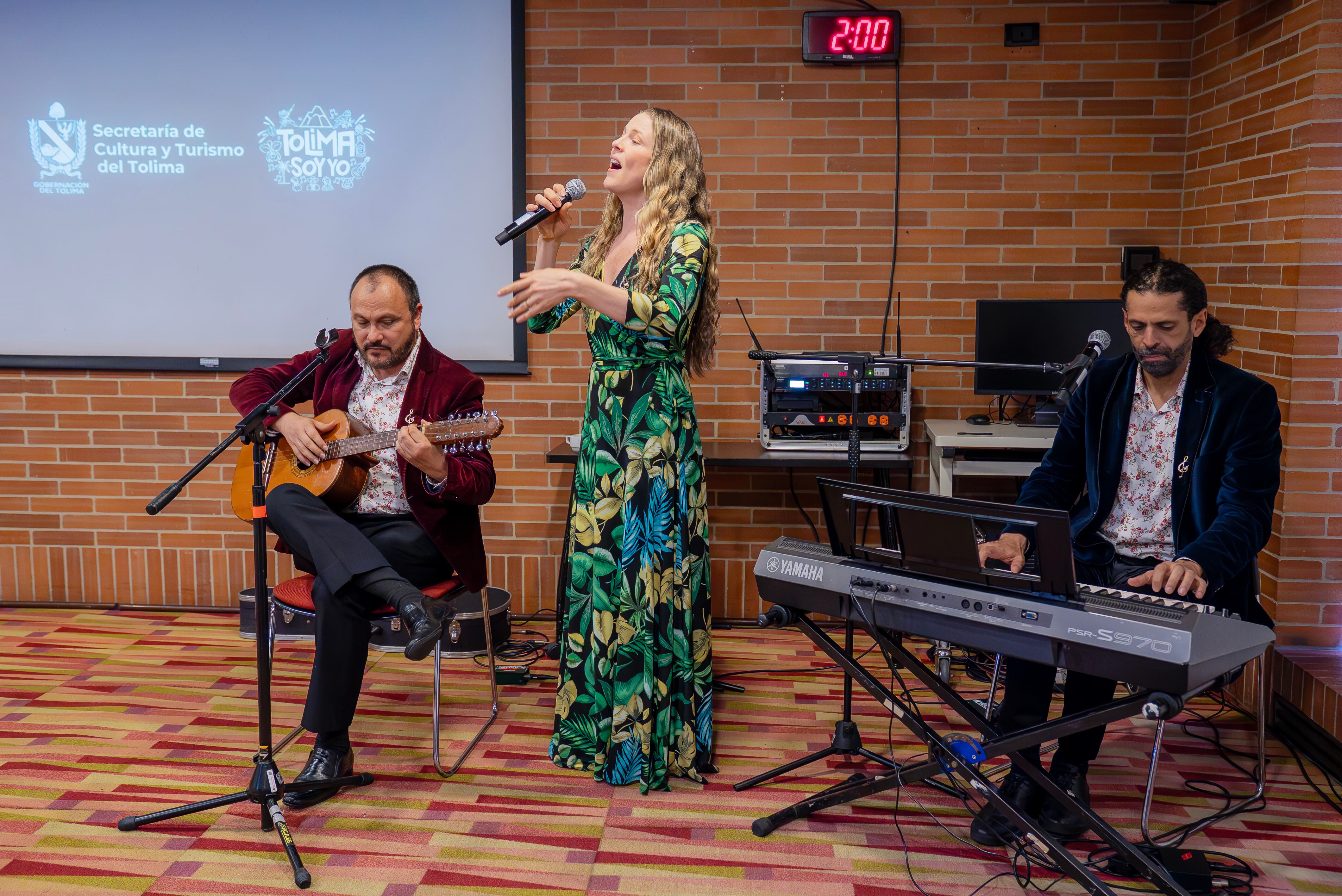 Katie James cantando clásicos del folclor tolimense acompañada de Alfonso Arrieta y Vladimir Ardila, integrantes del Dueto Nocturnal, Príncipes de la canción del año 2003 del Festival Nacional de la Música Colombiana.