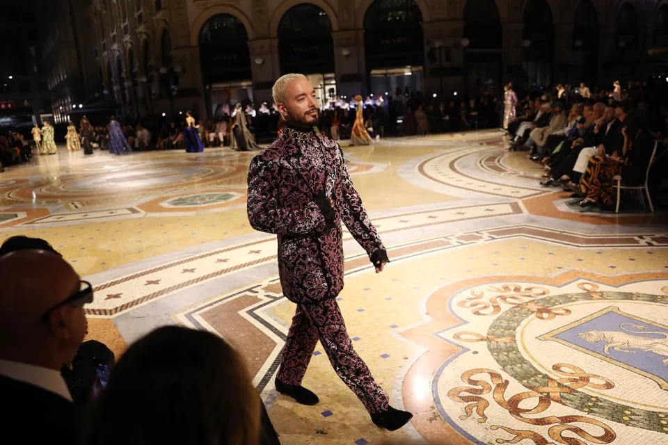 J Balvin participó en Vogue World Milano 2026, formando parte de la selección de figuras de la moda, la música y la cultura que se reunieron en Milán para celebrar la creatividad, la moda y la artesanía.