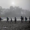 Los migrantes caminan hacia la embarcación donde serán transportados desde el poblado de Bajo Chiquito hasta la Estación de Recepción de Migrantes en Lajas Blancas, Provincia de Darién, en Panamá el 23 de agosto de 2021. - Migrantes de Haití y otros países arriban a territorio panameño, luego de caminar cinco días en el Darien Gap. Panamá y Colombia llegaron a un acuerdo para controlar la avalancha de migrantes que cruzan la frontera común hacia Estados Unidos. (Foto de ROGELIO FIGUEROA / AFP)