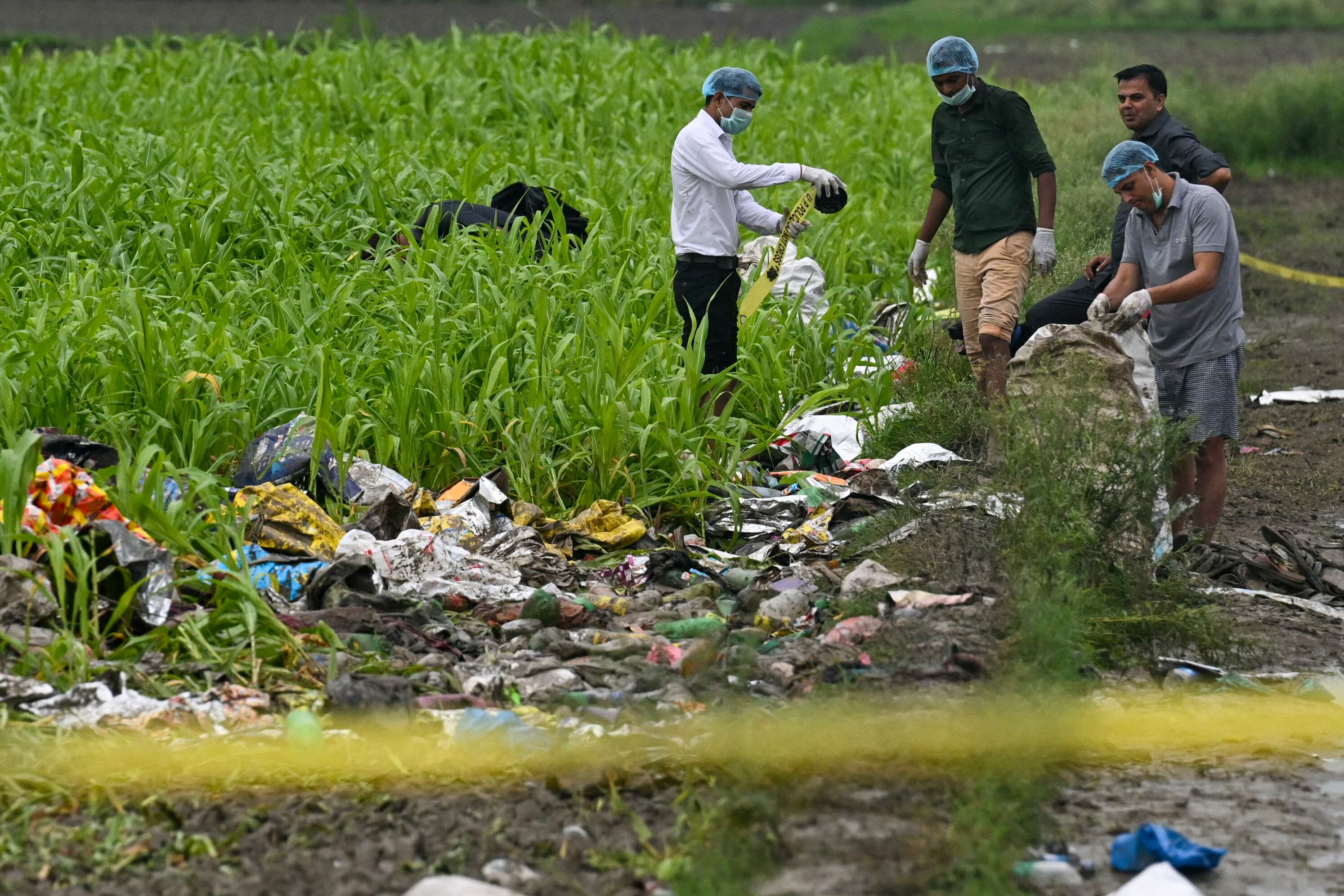 Expertos forenses inspeccionan el lugar de una estampida en Hathras, en el estado indio de Uttar Pradesh, el 3 de julio de 2024. Los supervivientes de la estampida más mortífera de la India en más de una década el 3 de julio recordaron el horror de ser aplastados en una reunión religiosa hindú muy superpoblada en la que murieron 116 personas muertas (Photo by Arun SANKAR / AFP)