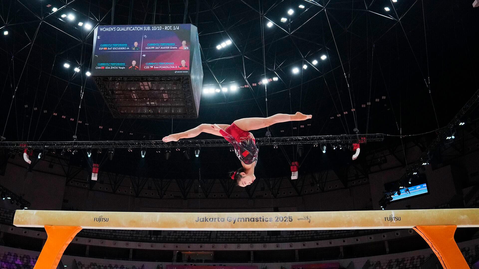 Zhou Yaqin, de China, compite en la viga de equilibrio durante el 53o Campeonato Mundial de Gimnasia Artística en Yakarta, Indonesia, el martes, 21 de octubre de 2025.