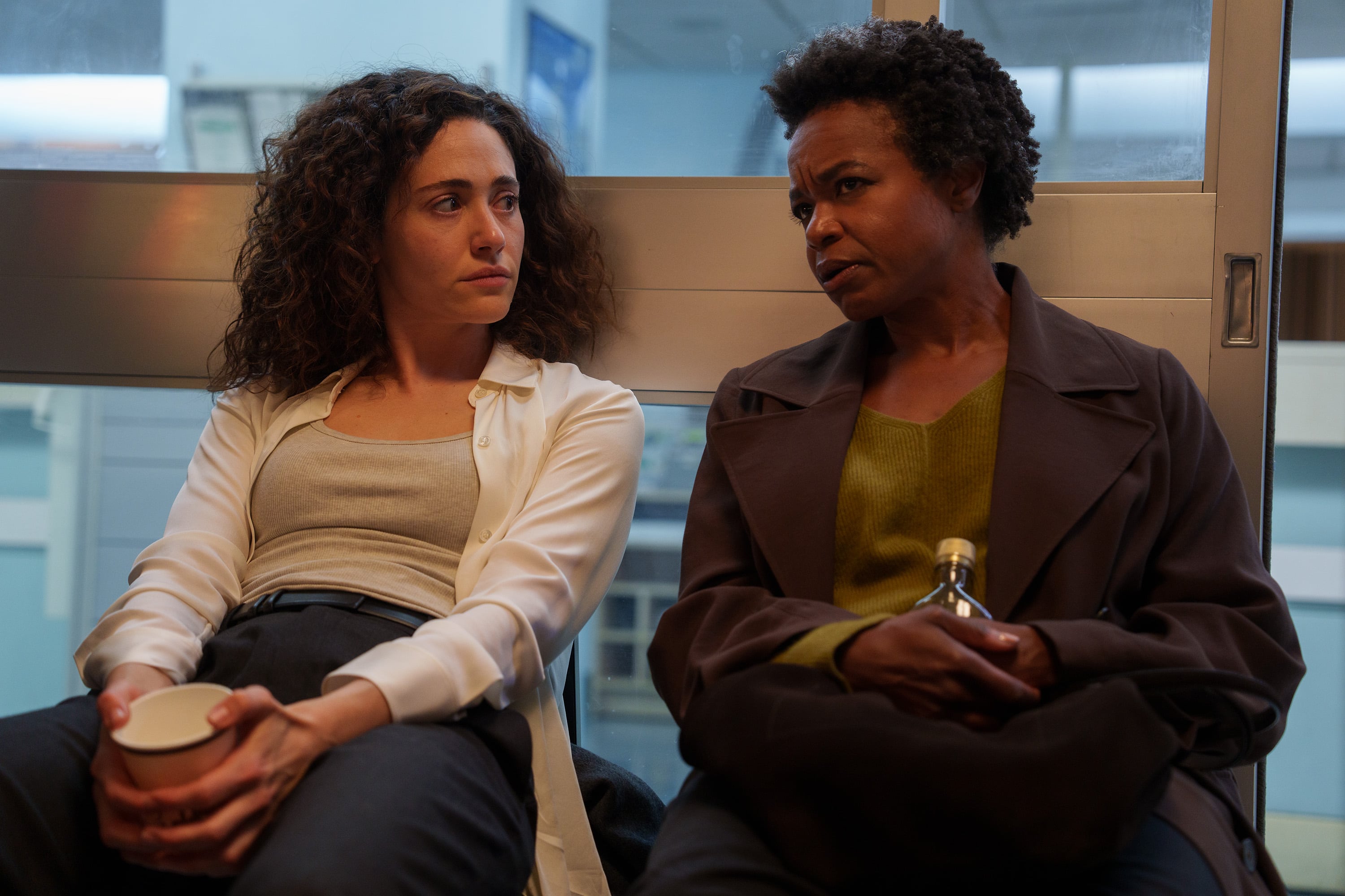 A través de personajes como Nora (Quincy Tyler Bernstine), supervisora de la unidad de delitos sexuales, Furia incorpora distintas perspectivas sobre las consecuencias del abuso y las dificultades del sistema judicial para responder a estas situaciones.