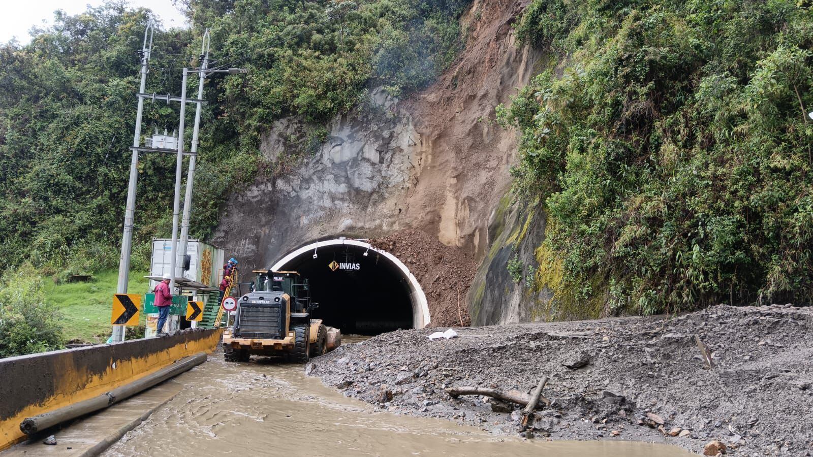 Desde las 7:00 de la mañana de este martes, habrá cierres intermitentes en la vía Calarcá - Cajamarca, específicamente en el túnel Tigrillo Lanudo, donde actualmente hay paso a un carril debido a un deslizamiento. Los cierres, destinados a limpiar la carretera, se realizarán en intervalos de 90 minutos.