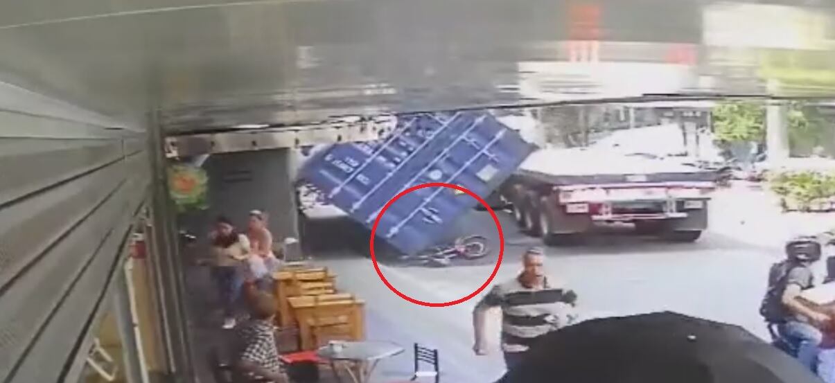 Fue un milagro: así se salvó motociclista de morir aplastado por un contenedor en una vía de Antioquia.