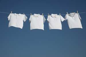 El cuidado de la ropa blanca, en ocasiones, requiere de cuidados especiales para mantener su color.