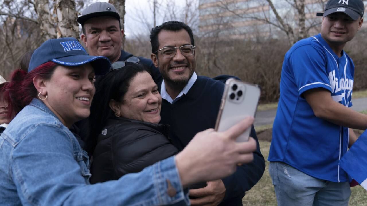 El líder de la oposición nicaragüense, Félix Maradiaga, se toma un selfie con simpatizantes en Chantilly, Virginia, Estados Unidos, el jueves 9 de febrero de 2023. Maradiaga estaba entre los 222 presos políticos.