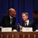 El primer ministro de Haití, Ariel Henry (izquierda), saluda al representante de Kenia, Alfred Nganga Mutua (derecha), delante del secretario de Estado de Estados Unidos, Antony Blinken, durante una reunión sobre la seguridad en Haití, en Nueva York, el 22 de septiembre de 2023. (Bing Guan/Pool Foto vía AP)