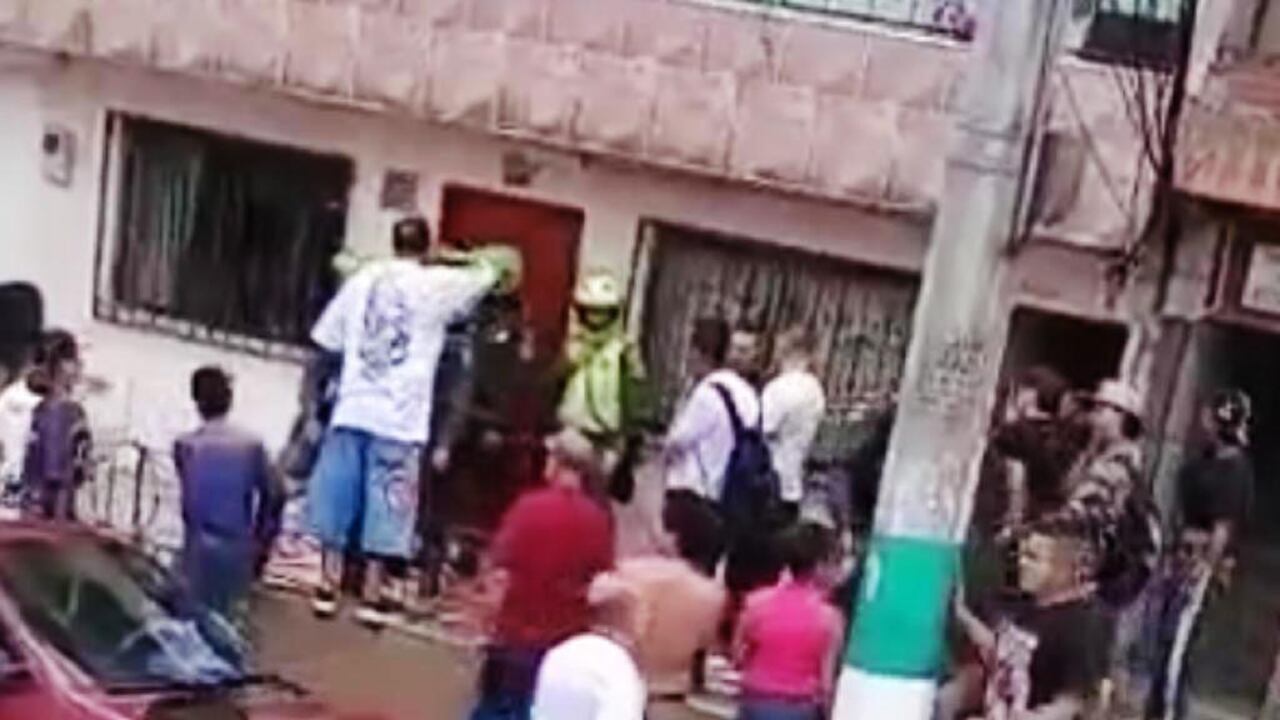 Las personas de la comunidad llegaron con palos, piedras e intentaron linchar al hombre, todo quedó grabado en un video de una de las personas que participó del hecho. Más de 20 personas estaban en el lugar.