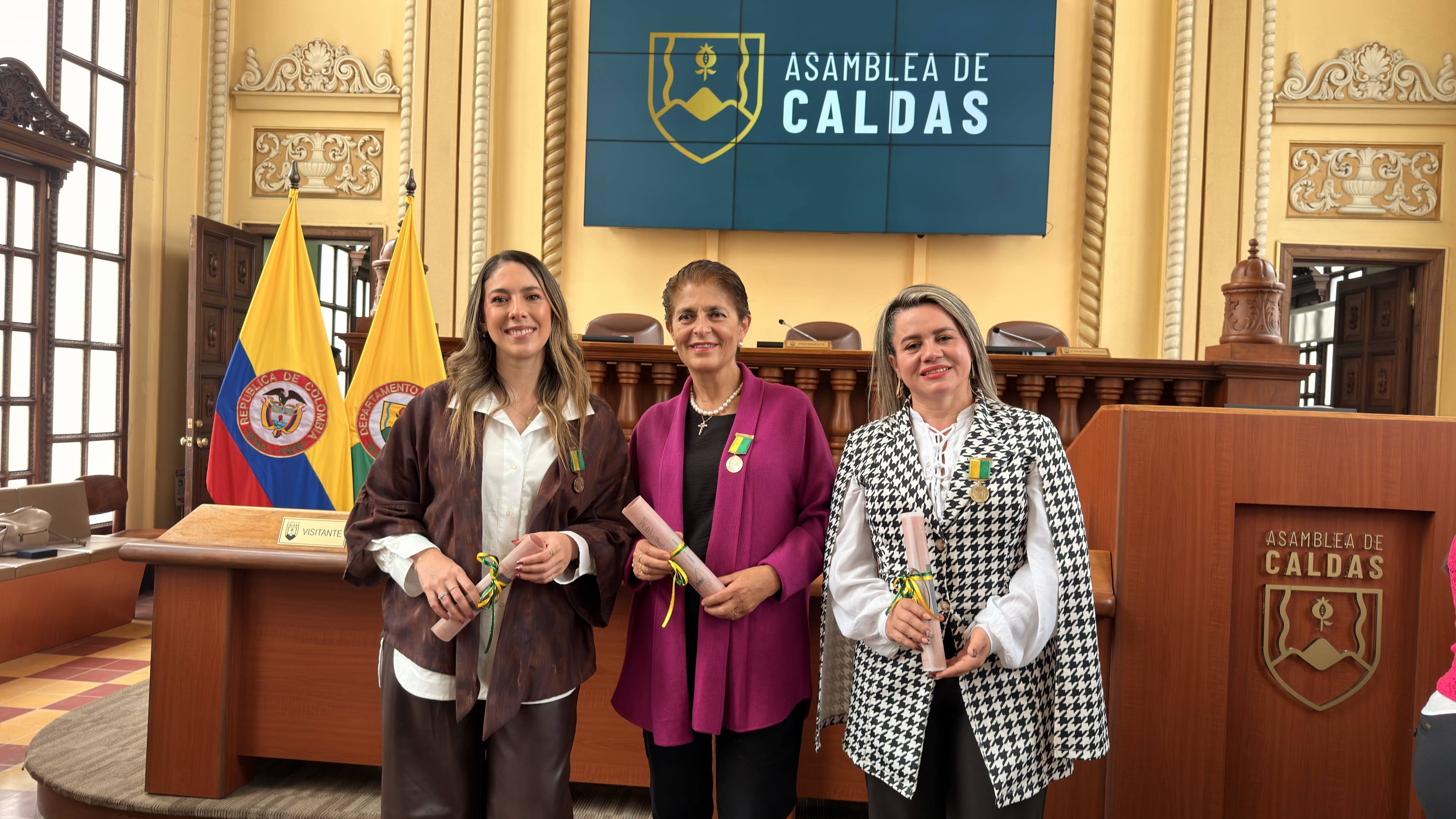 Juanita Gómez, directora de Video de SEMANA, recibe Orden al Mérito de la Asamblea de Caldas