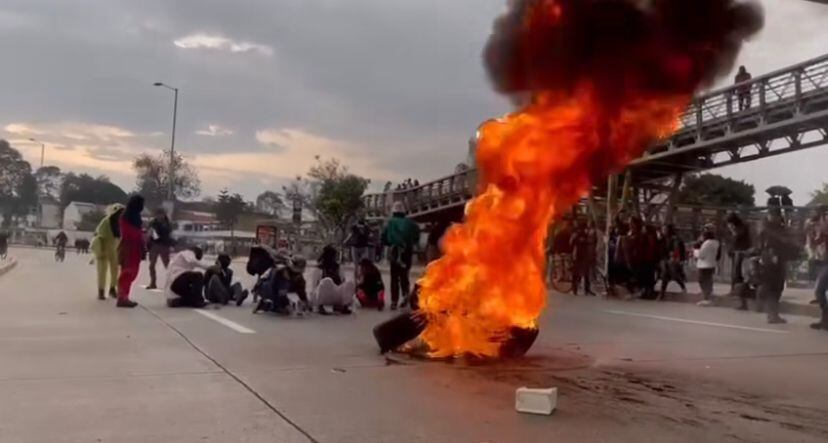La Universidad Nacional ordenó este jueves, 2 de mayo, la evacuación de sus instalaciones en Bogotá  por alteraciones del orden público y presencia de encapuchados en la plaza central y en las entradas de la calle 26 y la calle 45.