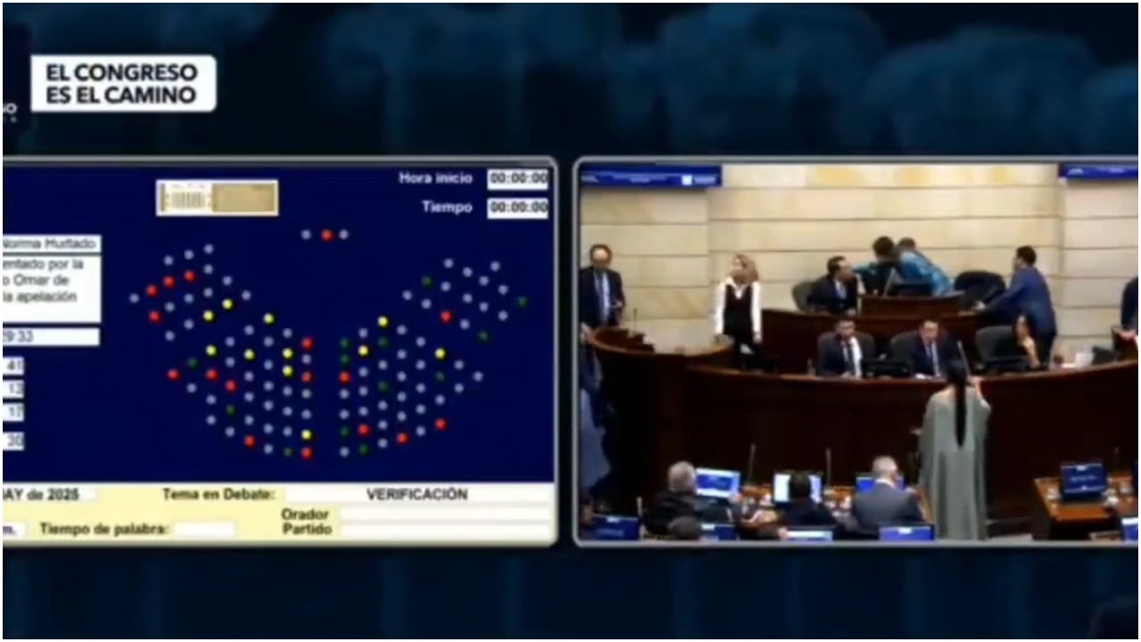 La senadora Martha Peralta retirándose del Senado, el 14 de mayo de 2025, en Bogotá