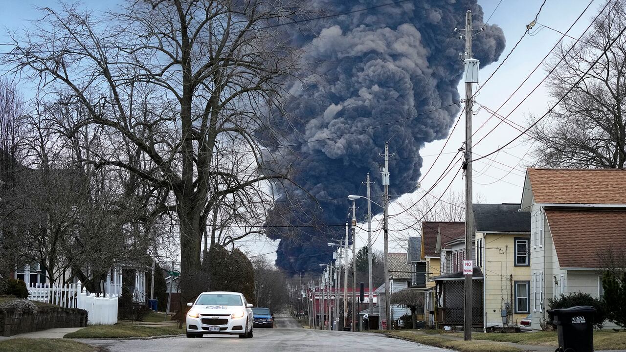 Una columna negra se eleva sobre East Palestine, Ohio, como resultado de una detonación controlada de una parte de los trenes Norfolk Southern descarrilados el lunes 6 de febrero de 2023.
