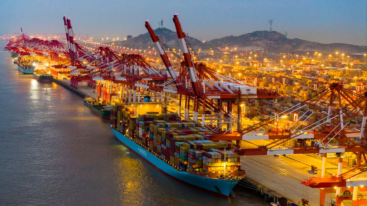 Vista aérea de grandes buques portacontenedores y contenedores de envío en el iluminado puerto de aguas profundas de Yangshan el 18 de octubre de 2024 en Shanghai, China. (Foto de Ji Haixin/VCG vía Getty Images)