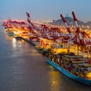 Vista aérea de grandes buques portacontenedores y contenedores de envío en el iluminado puerto de aguas profundas de Yangshan el 18 de octubre de 2024 en Shanghai, China. (Foto de Ji Haixin/VCG vía Getty Images)