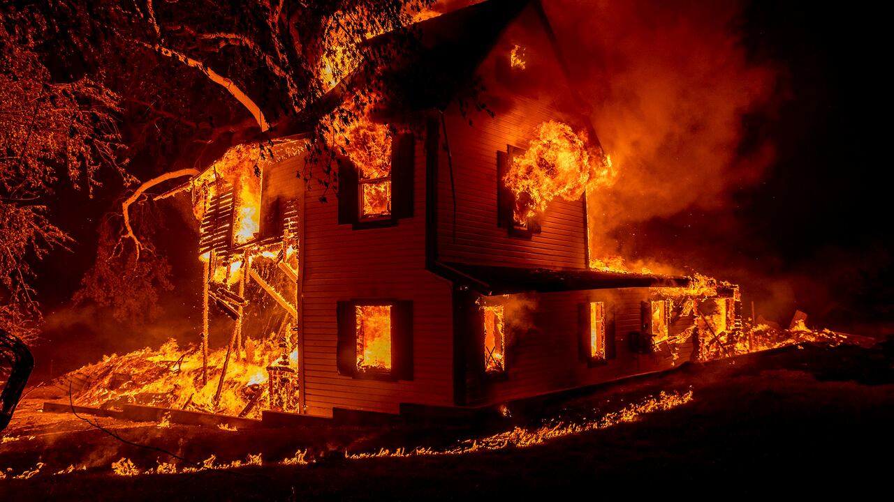 Una casa quema en Jeters Road cuando el Dixie Fire Jumps Highway 395 al sur de Janesville, California, el lunes, 16 de agosto, 2021. El clima de fuego crítico en toda la región amenaza con difundir múltiples incendios forestales en el norte de California. Foto AP / Ethan SHAPE