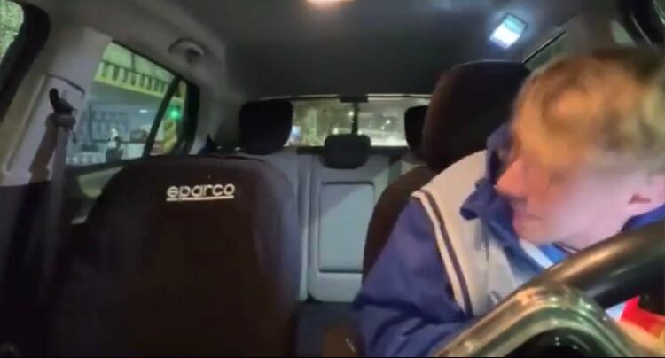 Luego que el ladrón rompe el vidrio sobresalta al streamer que se asusta y mira hacia su costado, sin entender del todo lo que estaba sucediendo.