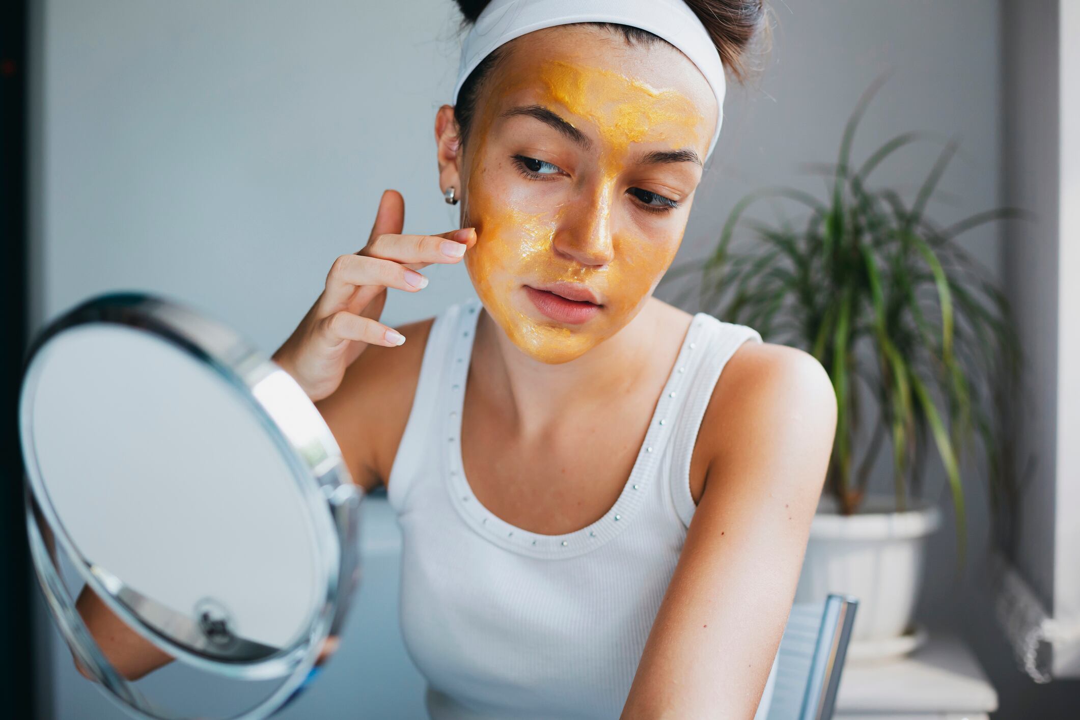 La mascarilla casera con aguacate está ganando popularidad entre aquellos que buscan mantener la frescura y vitalidad de su piel después de cruzar la barrera de los 30 años, ofreciendo una nutrición profunda y efectiva.