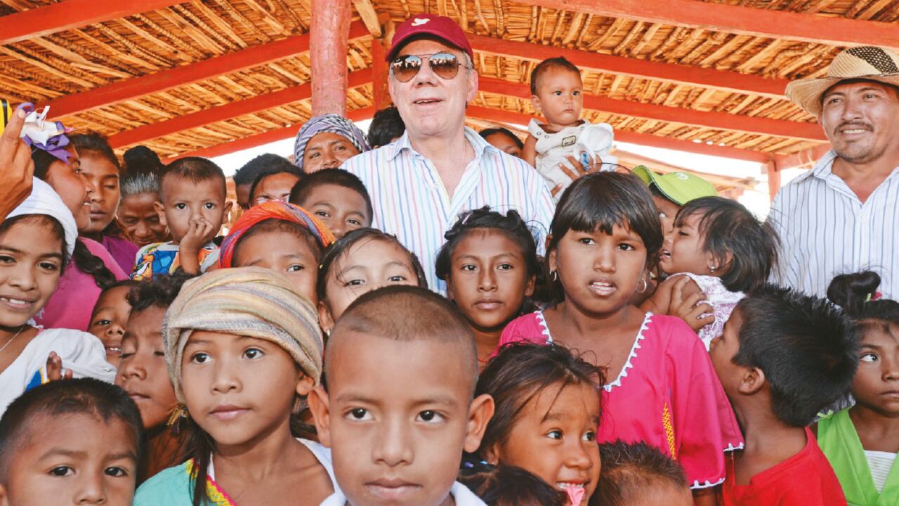 tCon cientos de wayús, el presidente Santos declaró Bahía Portete como Parque Nacional. Con casi 300 mil personas, ellos son la comunidad indígena más grande del país.