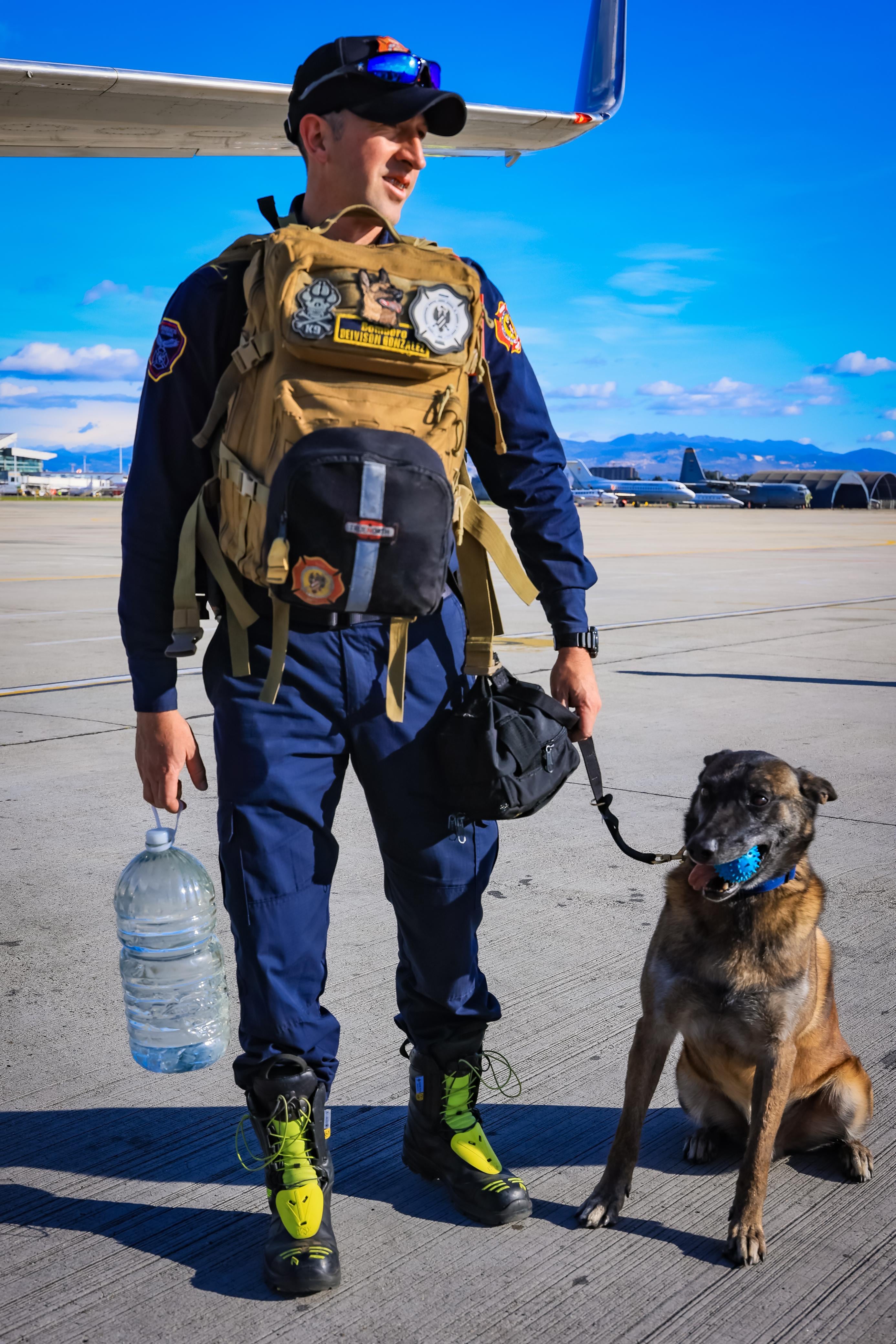 Dentro de los enviados irán dos perros de búsqueda.