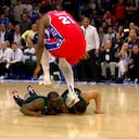 El momento exacto del pisotón de Joel Embiid a un jugador de los Celtics