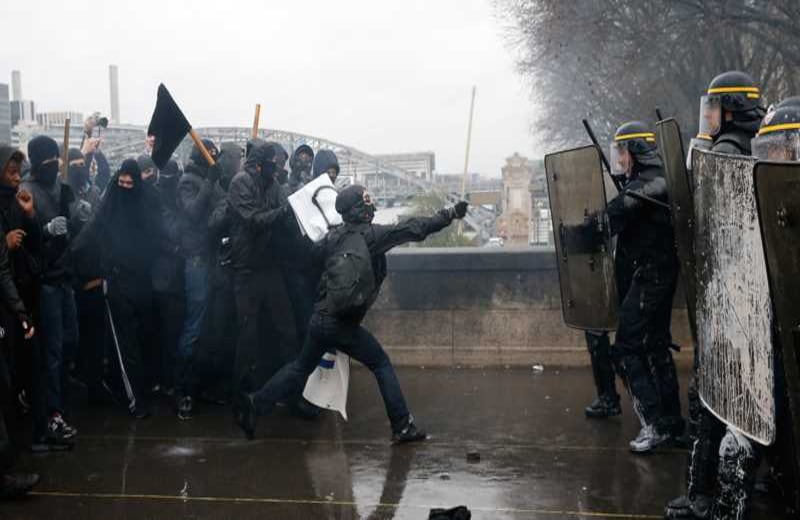 La Policía antidisturbios francesa confronta a los protestantes en una manifestación ocurrida en París, en contra de las reformas laborales que planteó el gobierno de Francois Hollande.
