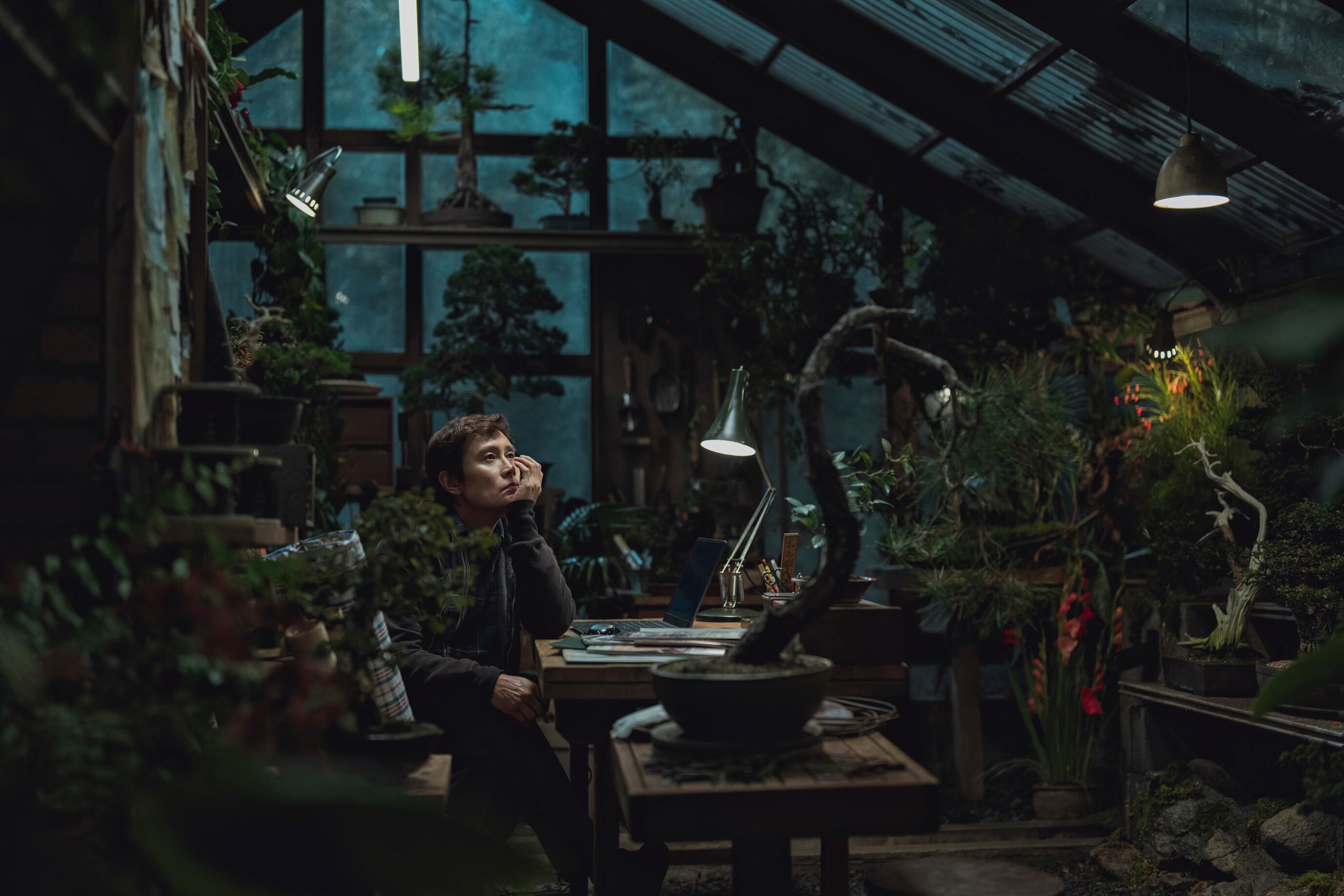 'No Other Choice', de Park-Chan wook, entrega un comentario durísimo sobre los tiempos actuales en código de humor negro.