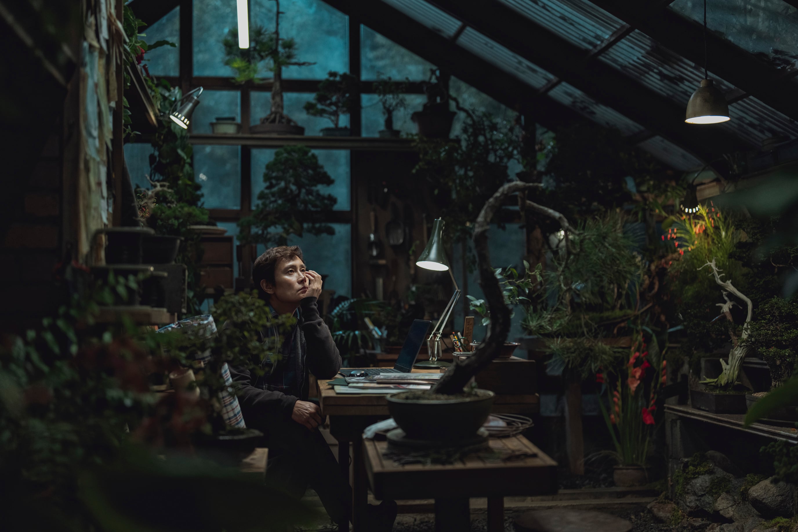 'No Other Choice', de Park-Chan wook, entrega un comentario durísimo sobre los tiempos actuales en código de humor negro.