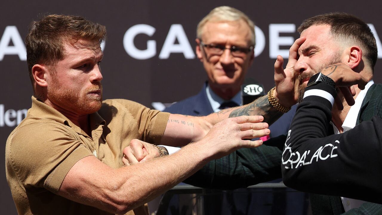 BEVERLY HILLS, CALIFORNIA - 21 DE SEPTIEMBRE: (L-R) Canelo Alvarez abofetea a Caleb Plant durante un enfrentamiento antes de una conferencia de prensa antes de su pelea de peso súper mediano el 6 de noviembre en The Beverly Hilton el 21 de septiembre de 2021 en Beverly Hills, California. Ronald Martinez / Getty Images / AFP (Foto de RONALD MARTINEZ / GETTY IMAGES NORTH AMERICA / Getty Images a través de AFP)