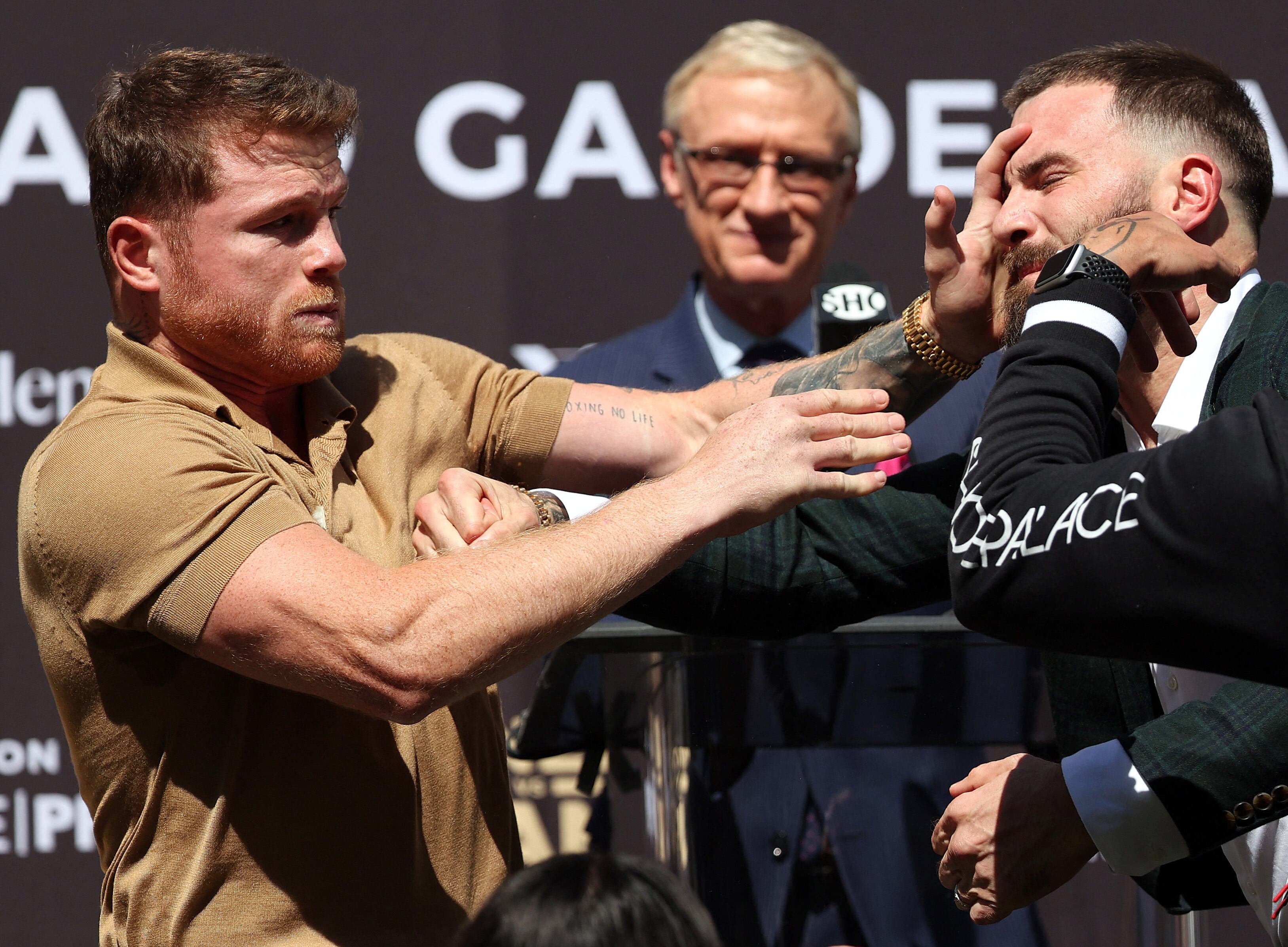 BEVERLY HILLS, CALIFORNIA - 21 DE SEPTIEMBRE: (L-R) Canelo Alvarez abofetea a Caleb Plant durante un enfrentamiento antes de una conferencia de prensa antes de su pelea de peso súper mediano el 6 de noviembre en The Beverly Hilton el 21 de septiembre de 2021 en Beverly Hills, California. Ronald Martinez / Getty Images / AFP (Foto de RONALD MARTINEZ / GETTY IMAGES NORTH AMERICA / Getty Images a través de AFP)