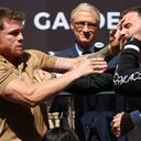 BEVERLY HILLS, CALIFORNIA - 21 DE SEPTIEMBRE: (L-R) Canelo Alvarez abofetea a Caleb Plant durante un enfrentamiento antes de una conferencia de prensa antes de su pelea de peso súper mediano el 6 de noviembre en The Beverly Hilton el 21 de septiembre de 2021 en Beverly Hills, California. Ronald Martinez / Getty Images / AFP (Foto de RONALD MARTINEZ / GETTY IMAGES NORTH AMERICA / Getty Images a través de AFP)
