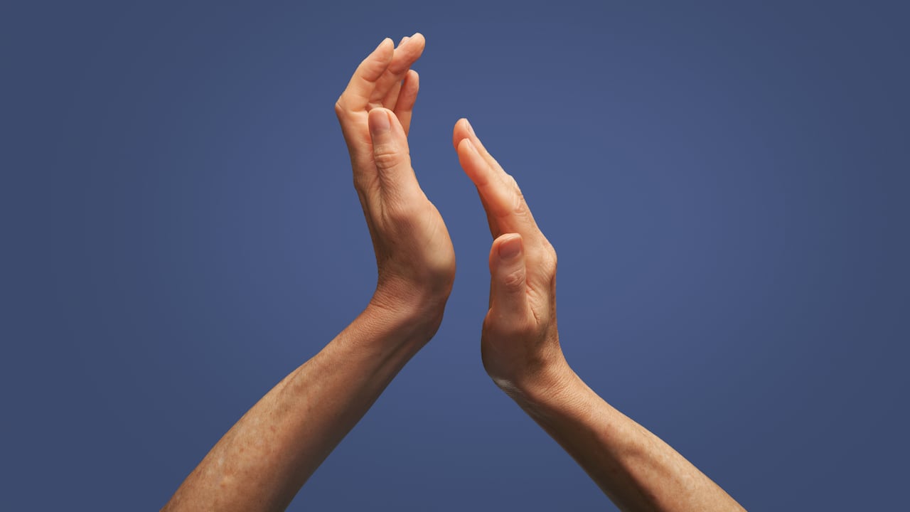 Es importante mantener hidratas las manos.