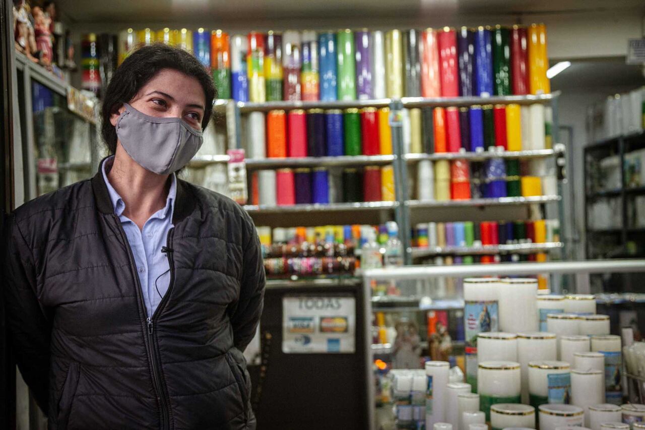 Gracias la reapertura de la iglesia Nury Jazmín Espejo pudo encontrar trabajo en uno de los locales de venta de velas.