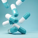 Un grupo de cápsulas de pastillas antibióticas cayendo. Fondo de ilustración 3D de atención médica y médica.