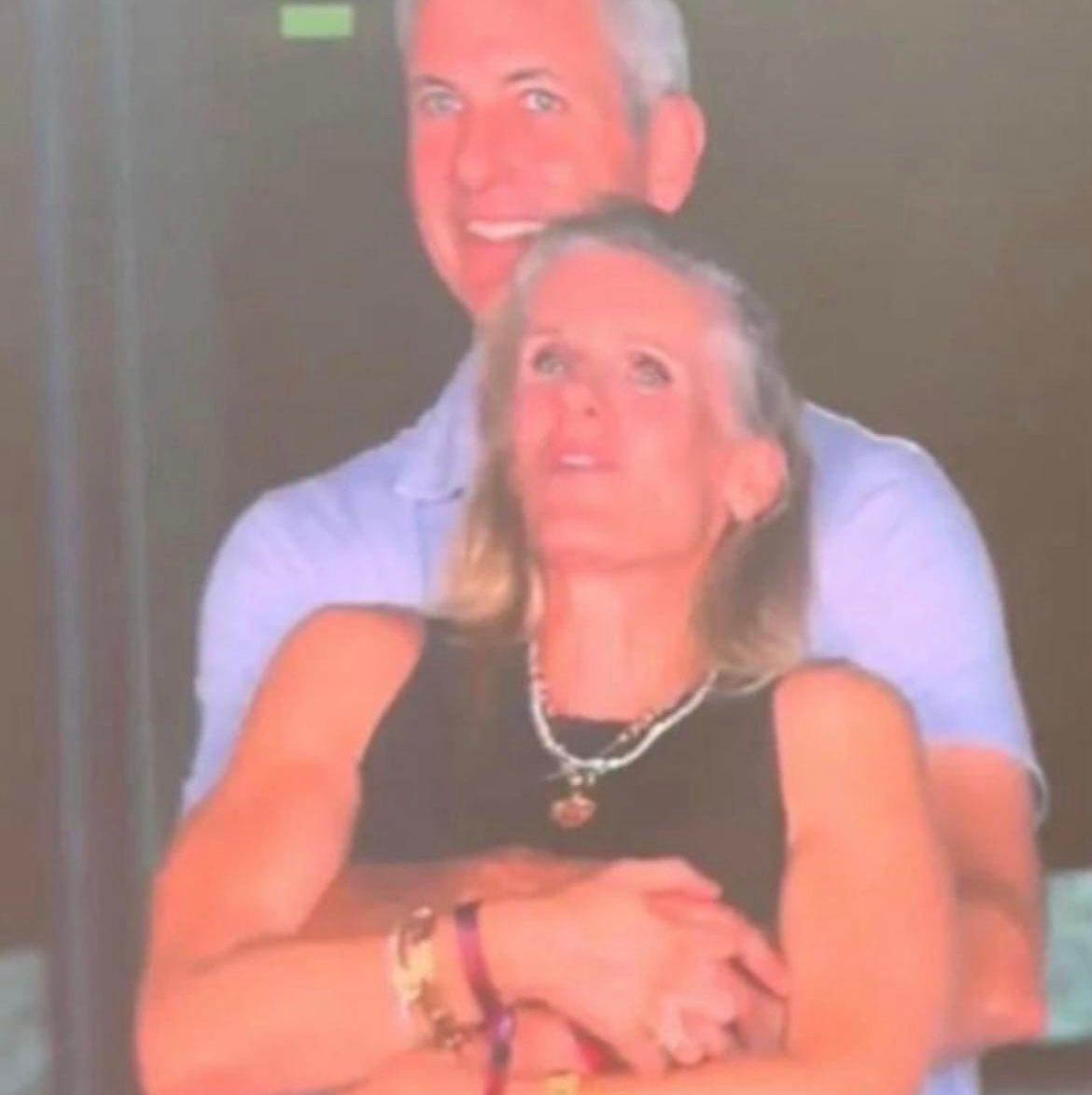 El hombre fue captado en cámara abrazando a la que sería su amante