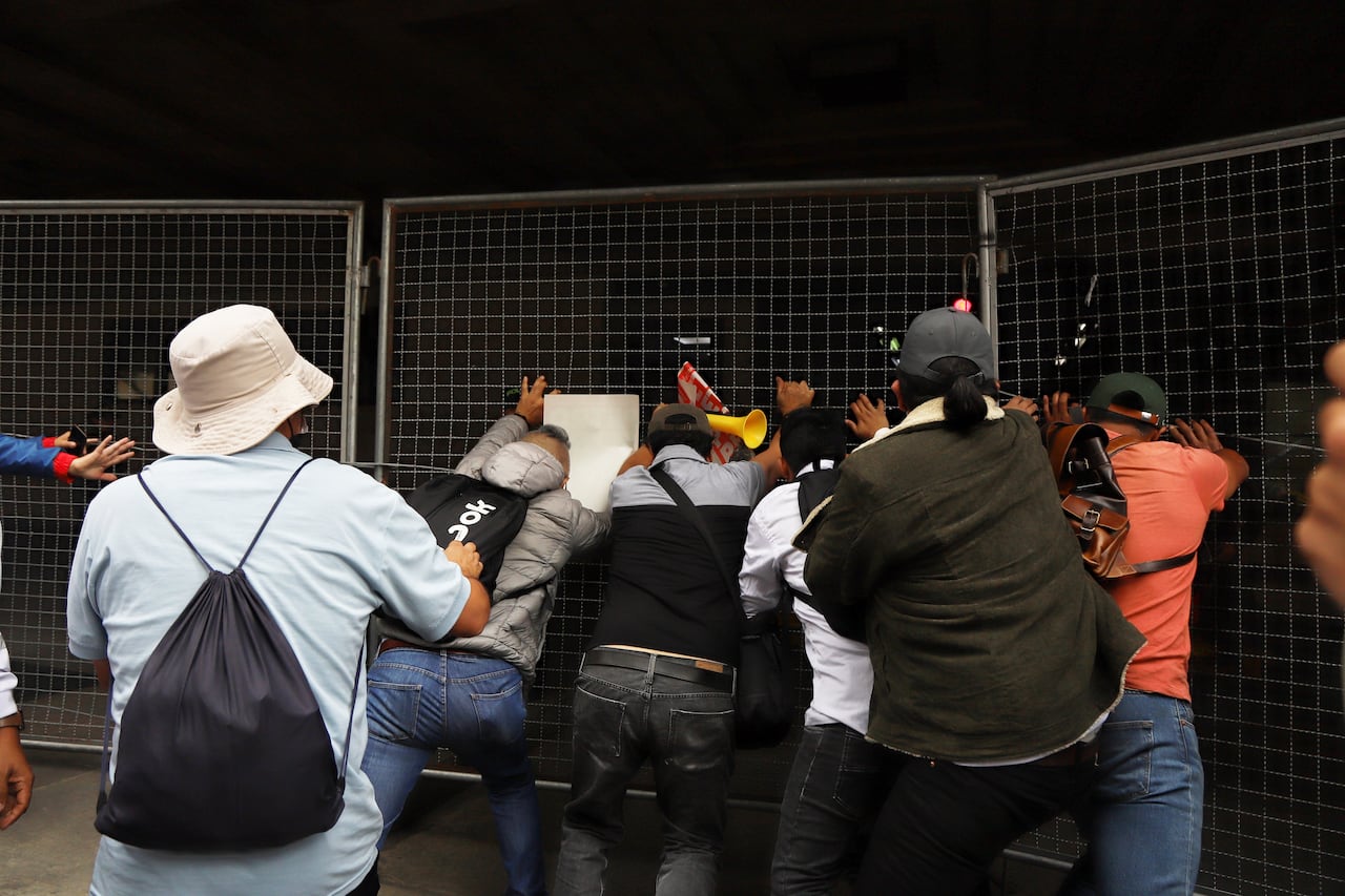 Manifestantes petristas intentan ingresar al palacio de Justicia en Bogotá