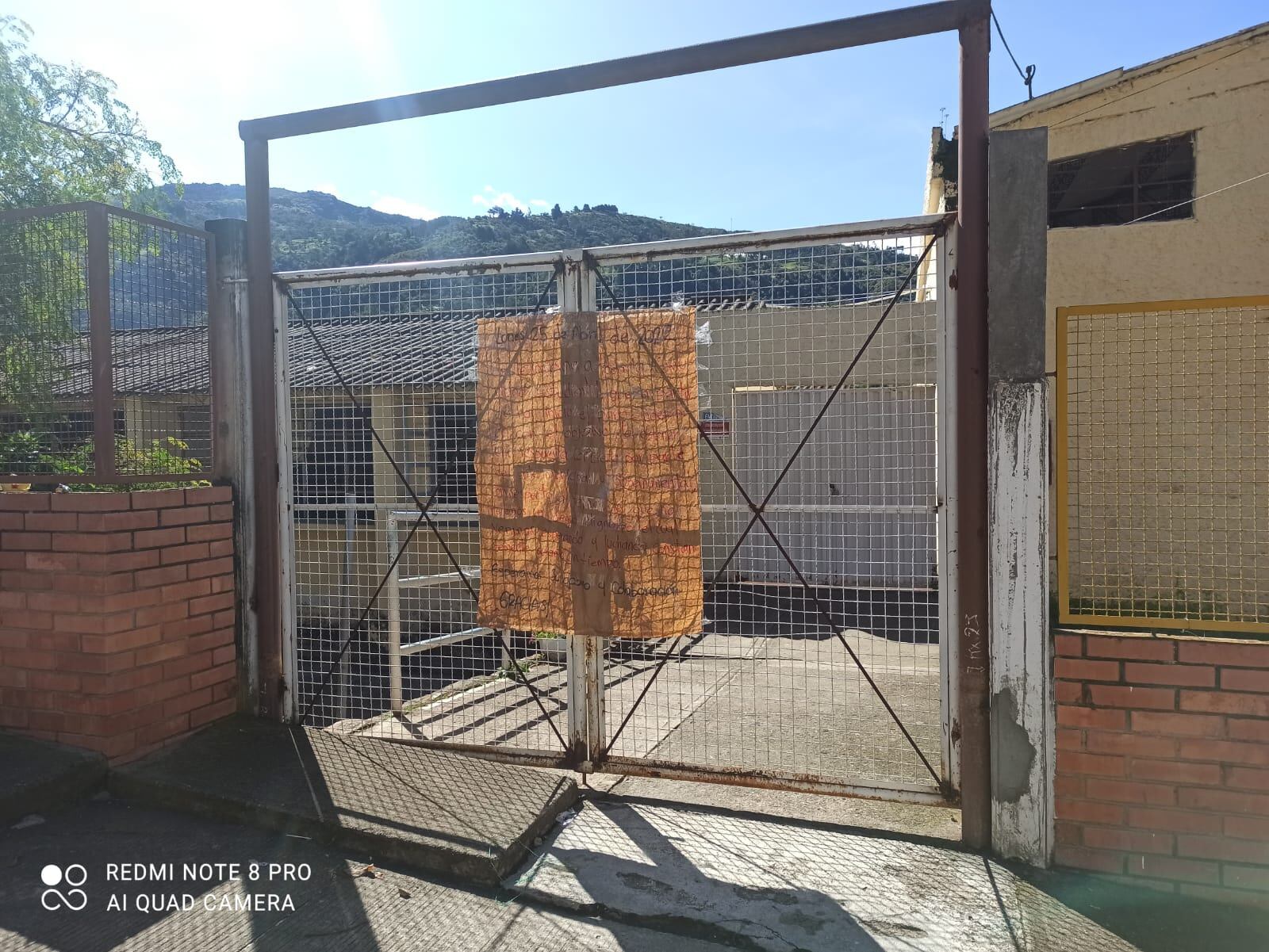 Estudiantes y autoridades departamentales exigen la entrega del colegio.