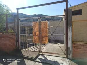 Estudiantes y autoridades departamentales exigen la entrega del colegio.