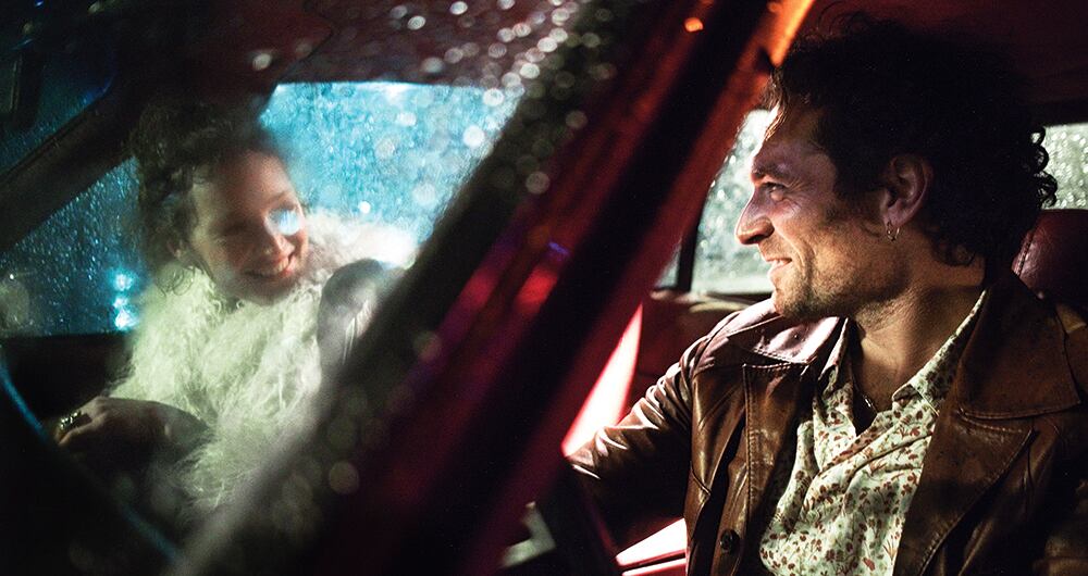 Las reacciones de Clarisse (Vicky Krieps) en el auto reflejan su relación con el dueño del carro, su marido, Marc (Arieh Worthalter), y lo que vivieron juntos.