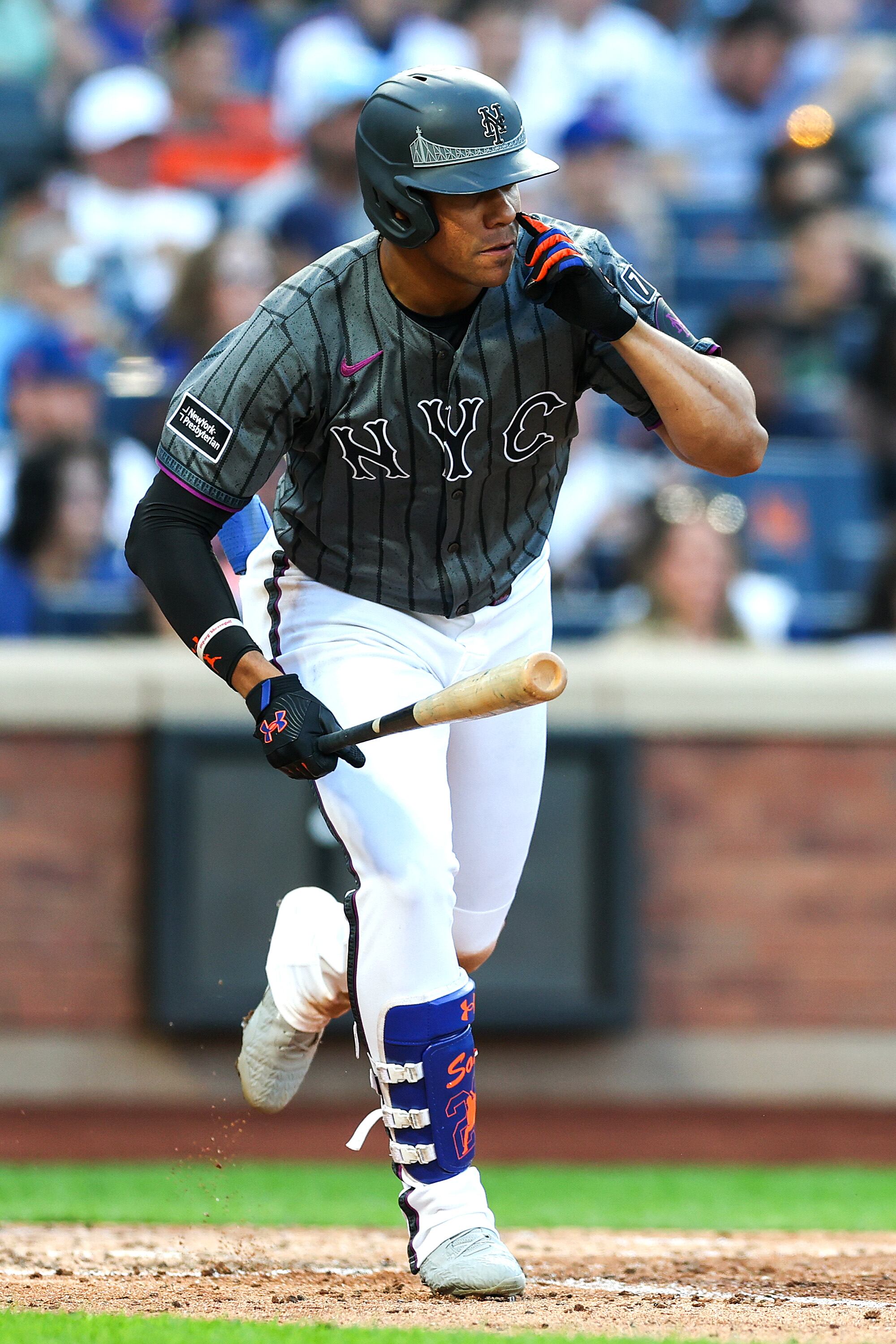 NEW YORK, NEW YORK - SEPTEMBER 20: Juan Soto #22 of the New York Mets reacts to a base hit during the fifth inning against the Washington Nationals at Citi Field on September 20, 2025 in the Queens borough of New York City. (Photo by Ishika Samant/Getty Images)