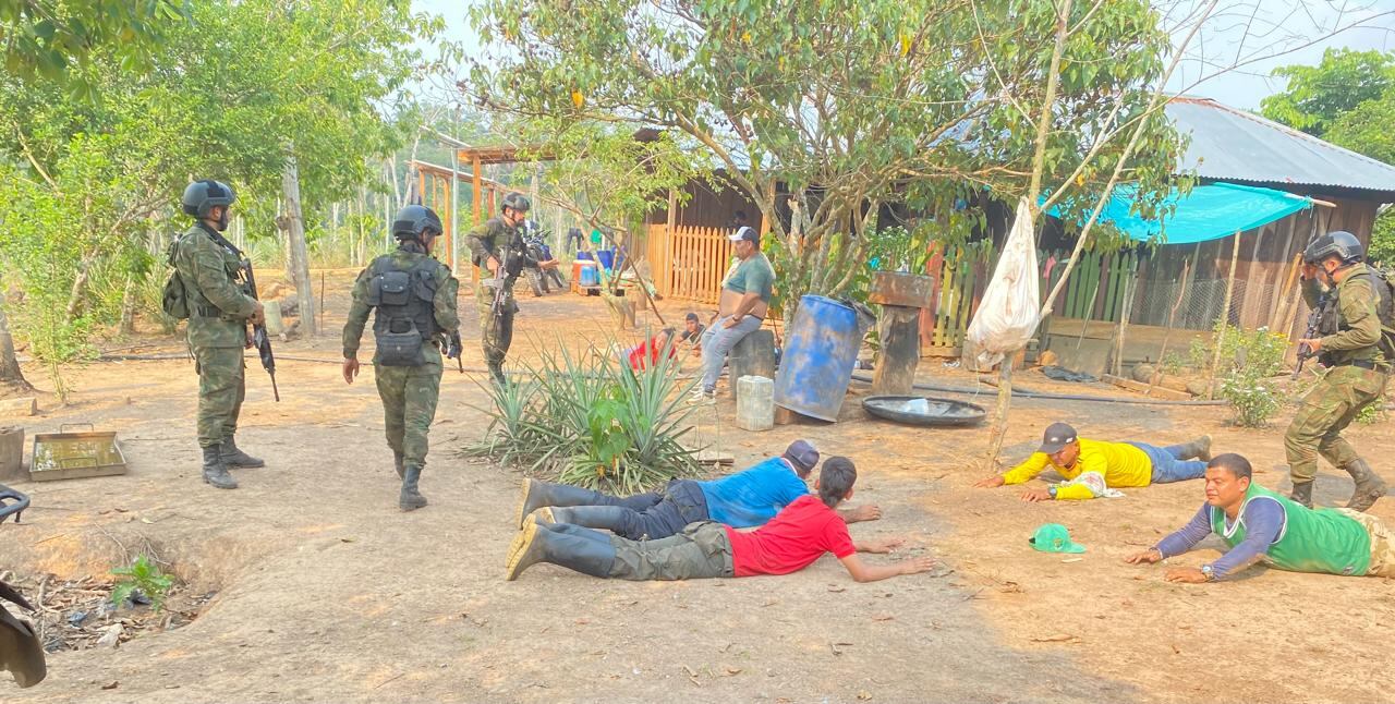 Fuerzas Militares capturan a presuntos integrantes de las disidencias de las Farc encargados de extorsiones en el Meta.