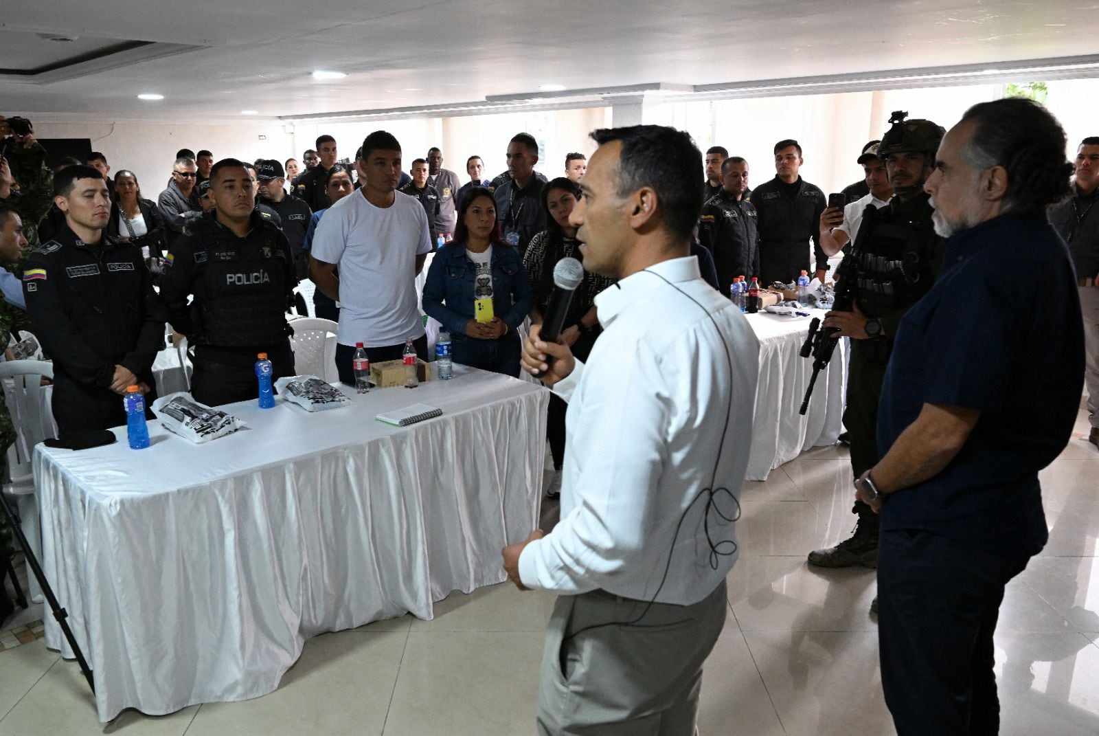El ministro de Defensa, Pedro Sánchez, recibió al grupo de uniformados liberados en El Plateado, Cauca.