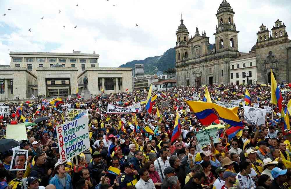Miles de manifestantes se congregaron en la Plaza de Bolívar para protestar en contra del gobierno de Juan Manuel Santos. Foto: Guillermo Torres Reina / SEMANA