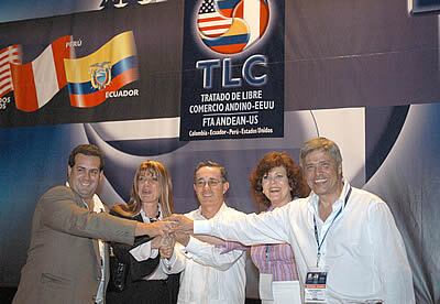 El 18 de mayo de 2004, se inició la primera ronda de negociaciones del Tratado de Libre Comercio (TLC) con Estados Unidos. Lo que se ha considerado como una de las principales empresas de Uribe en economía, aún no se ha podido terminar. El TLC está congelado en el Congreso norteamericano. En la foto aparece el presidente Uribe acompañado de Alfredo Ferrero, ministro de Comercio Exterior de Perú; Ivonne Baki, ministra de Comercio de Ecuador; Regina Vargo, jefe del equipo negociados de los Estados Unidos, y el entonces ministro de Comercio de Colombia, Humberto Botero. 