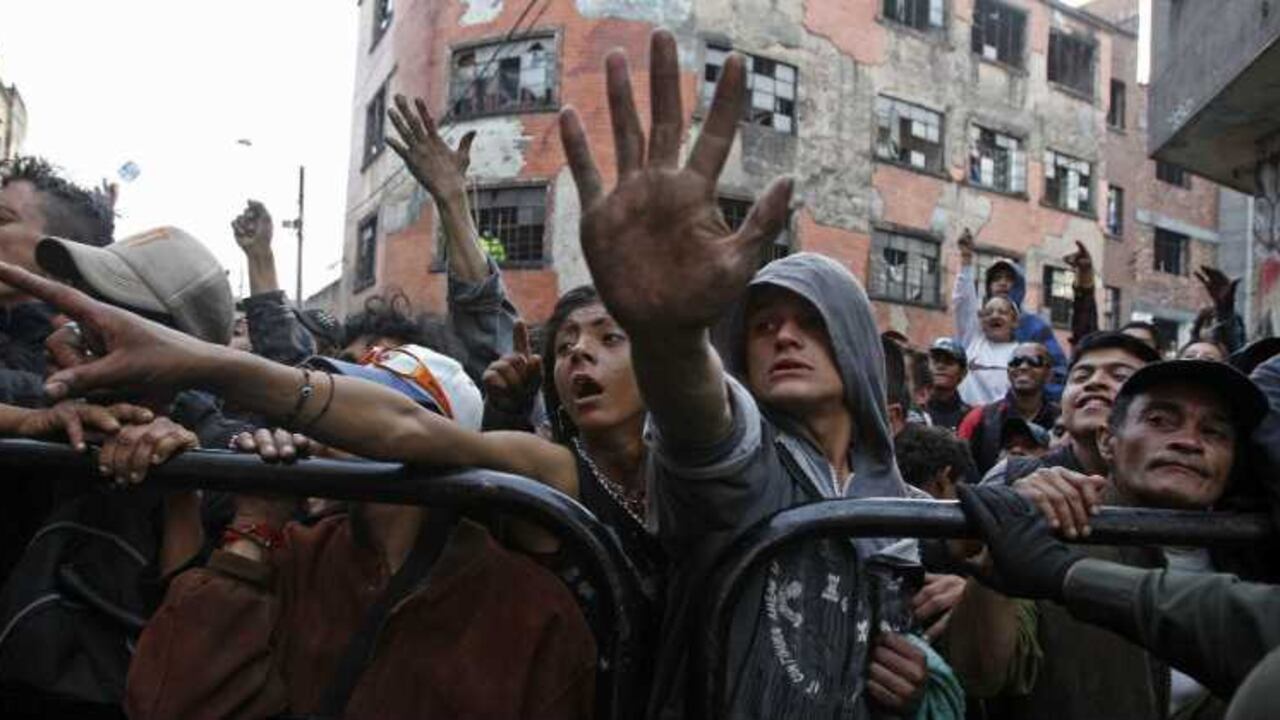 Habitantes, adictos e indigentes del Bronx saludan al Presidente Juan Manuel Santos durante su primera visita al sector, el primero de abril de 2013. Crédito AP / Fernando Vergara.