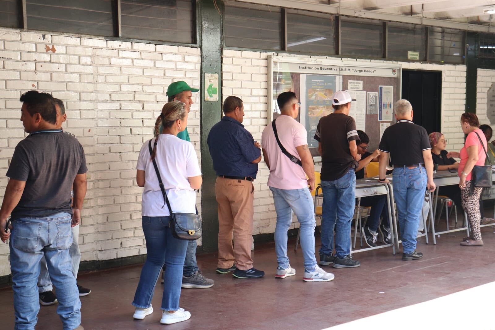 Ciudadanos hacen fila en distintos puntos del país para participar en la consulta interna del Pacto Histórico.