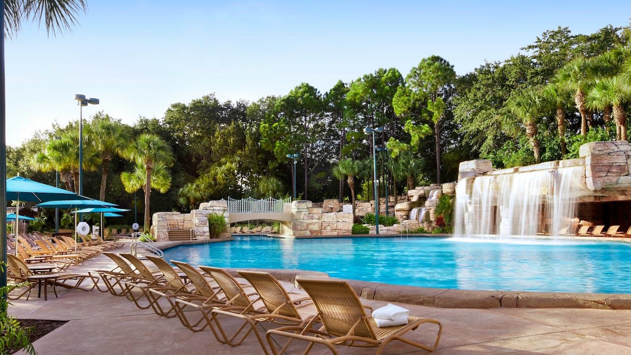 Los huéspedes del Walt Disney World Swan Hotel pueden disfrutar de varias opciones de restaurantes y bares, una piscina grande, spa, gimnasio y canchas de tenis.