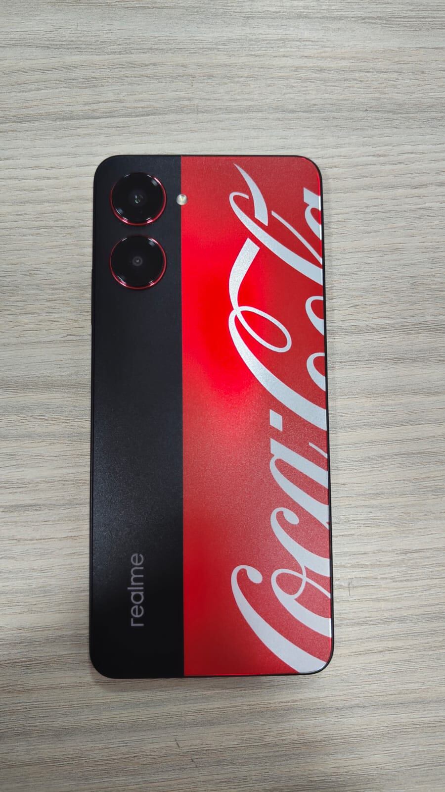 La parte posterior del teléfono cuenta con un diseño alusivo a la popular bebida.