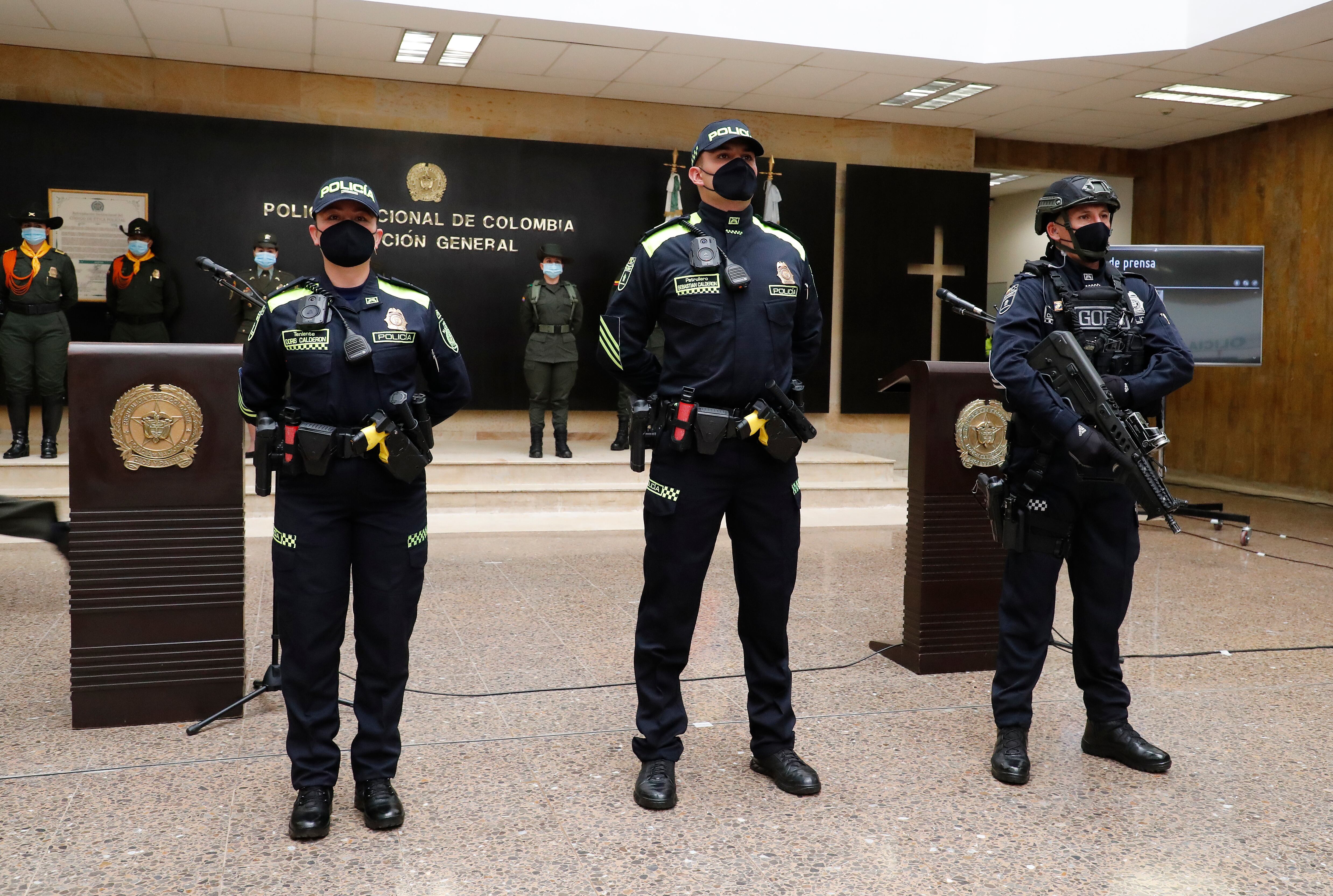 El Ministerio de Defensa y la Policía Nacional presentaron los nuevos uniformes de color azul y neón para los policías que están las calles patrullando.
Bogotá marzo 15 del 2021
Foto Guillermo Torres Reina / Semana